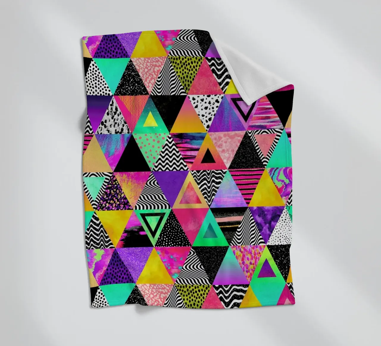 Quirky Triangles coperta in pile da Elisabeth Fredriksson