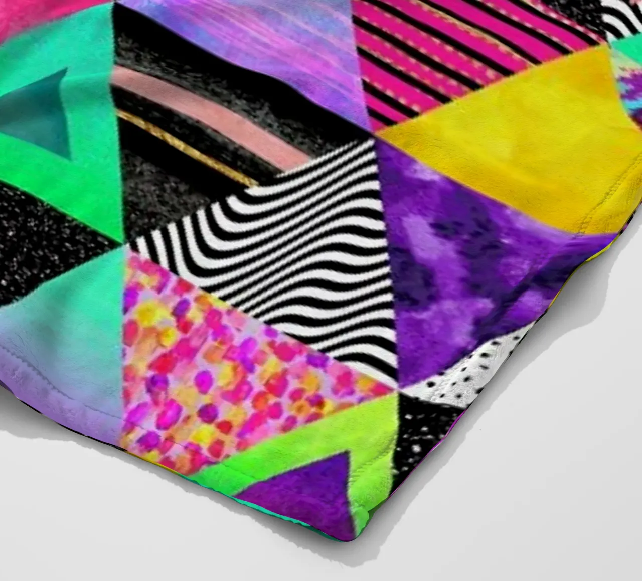 Quirky Triangles coperta in pile da Elisabeth Fredriksson