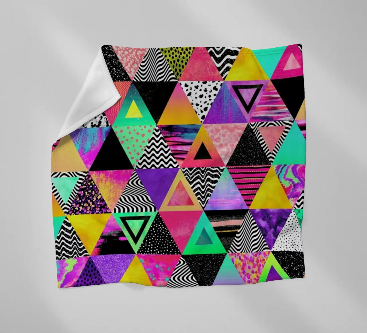 Quirky Triangles coperta in pile da Elisabeth Fredriksson