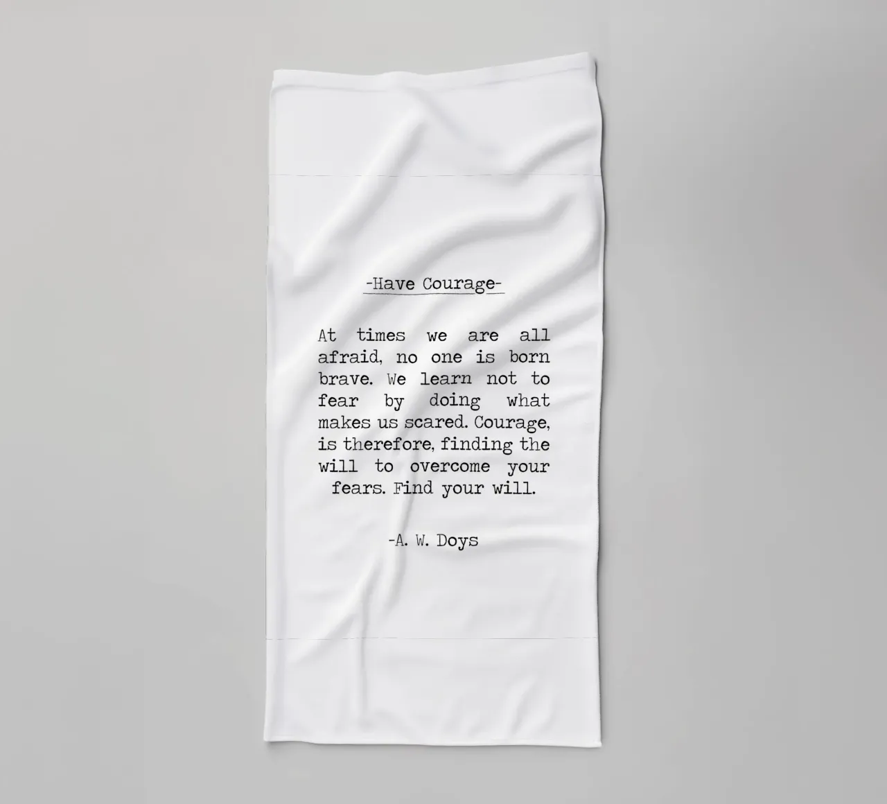 Citazione di A. W. Doys in bianco e nero: avere coraggio asciugamano da bagno da Summer Soul Co. - Quotes