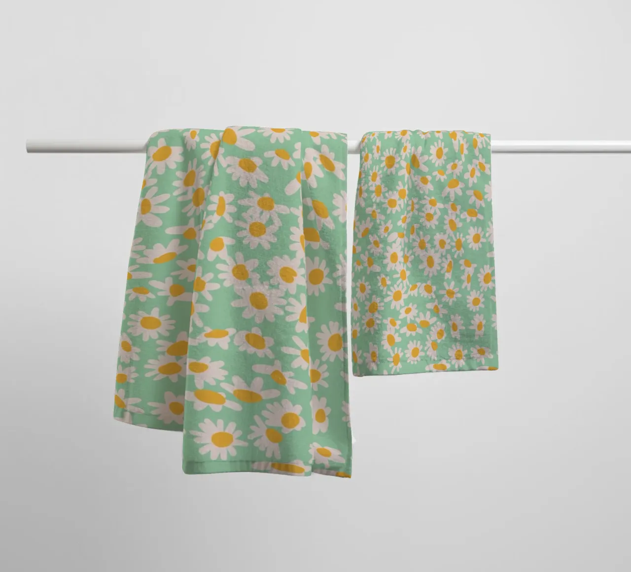 Playful daisy pattern towel by Illustration Raissa Oltmanns
