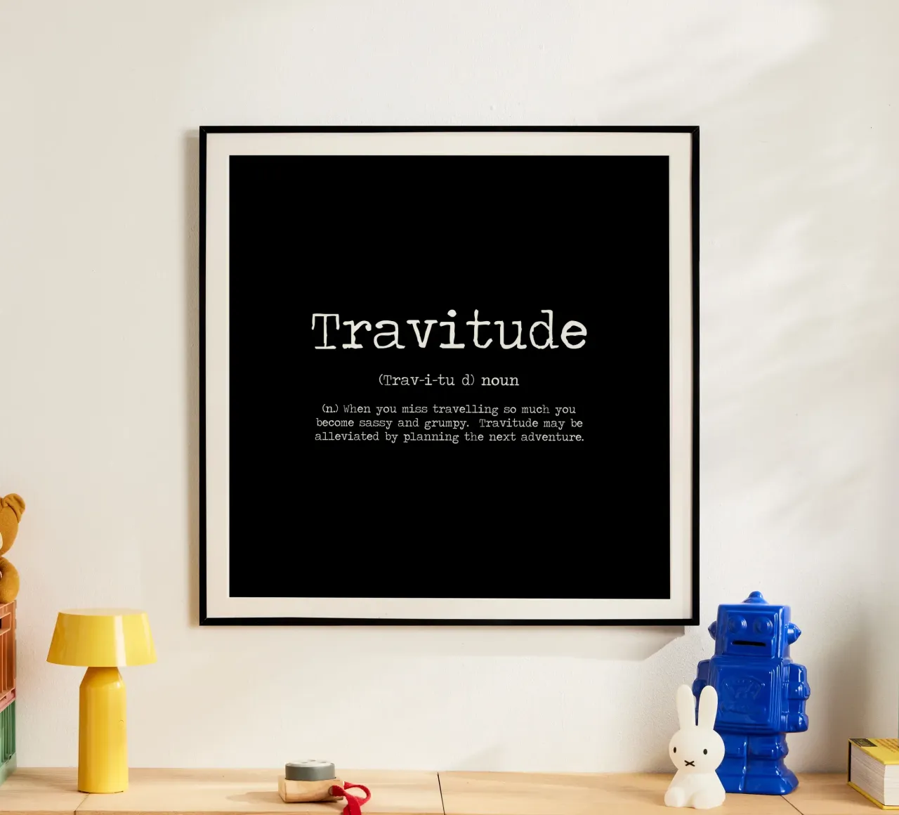 Travitudine - Viaggio e vagabondaggio Definizione divertente Citazione umoristica poster con telaio in alluminio da Summer Soul Co. - Quotes