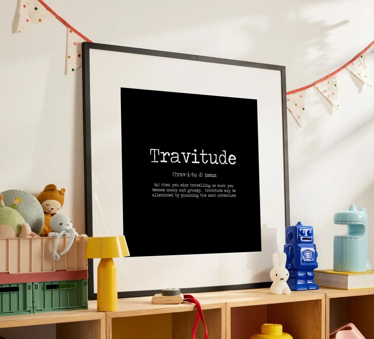 Travitudine - Viaggio e vagabondaggio Definizione divertente Citazione umoristica poster con telaio in alluminio da Summer Soul Co. - Quotes