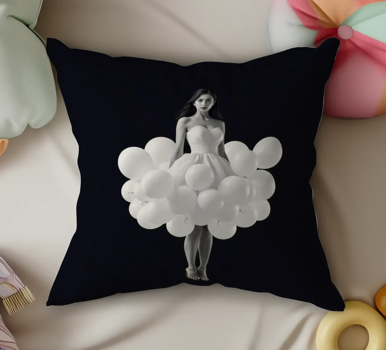 Una donna con un estroso vestito bianco fatto di palloncini cuscino da DesignDoodle