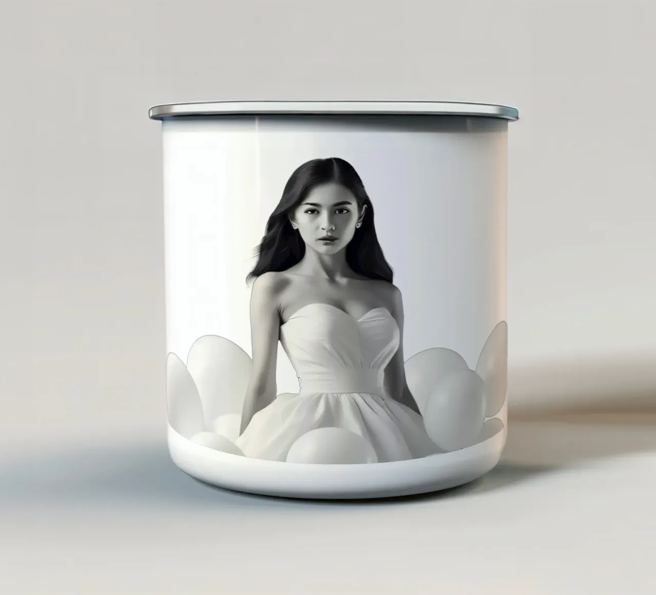 Una donna con un estroso vestito bianco fatto di palloncini tazza in smalto da DesignDoodle