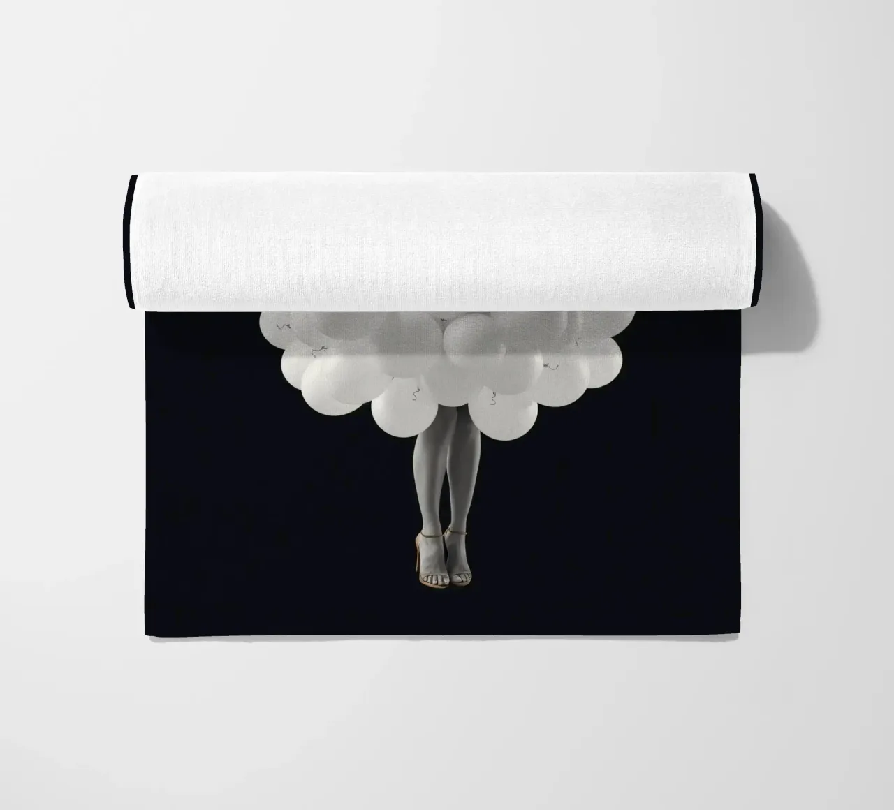 Una donna con un estroso vestito bianco fatto di palloncini telo mare da DesignDoodle