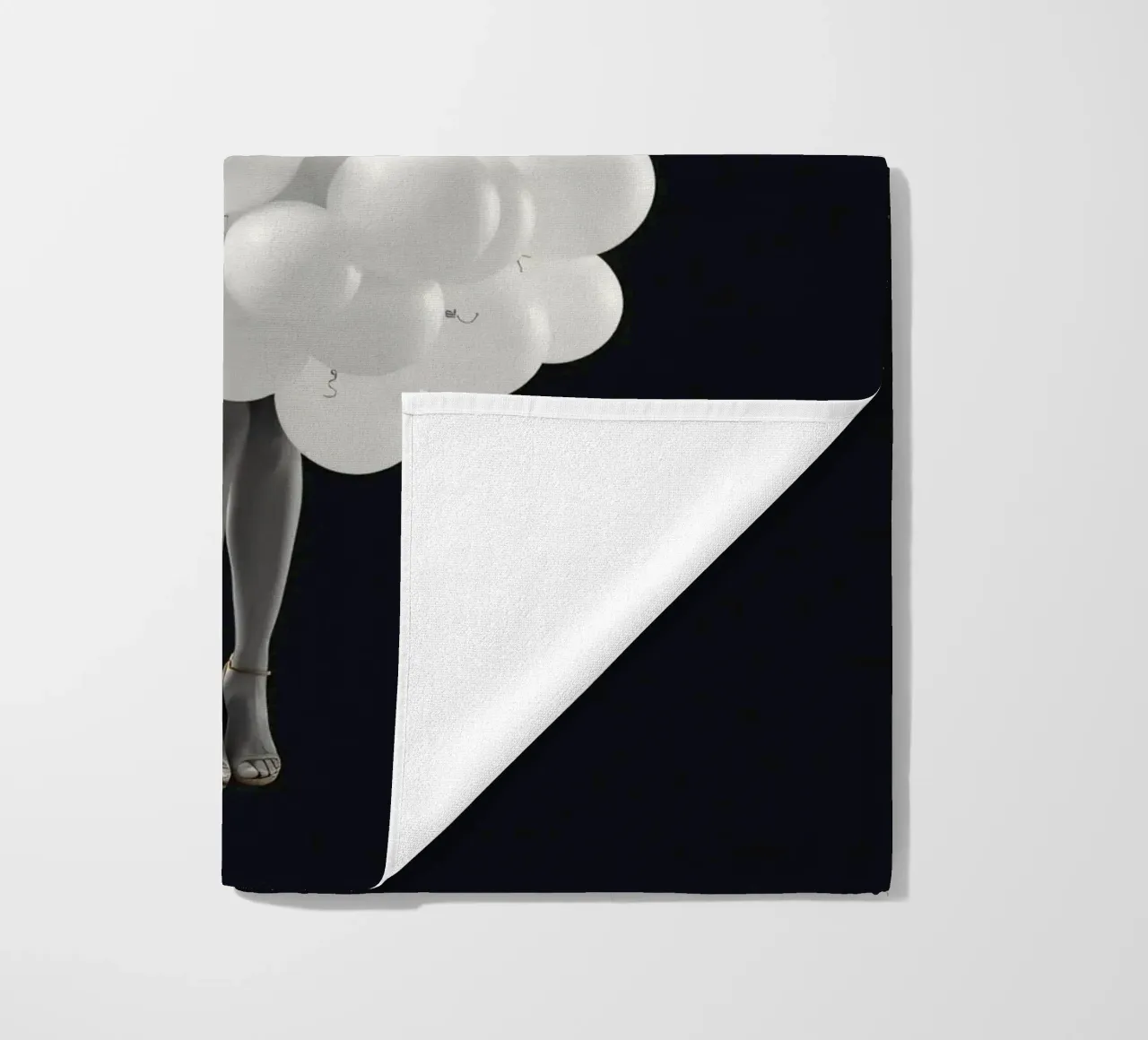 Una donna con un estroso vestito bianco fatto di palloncini telo mare da DesignDoodle
