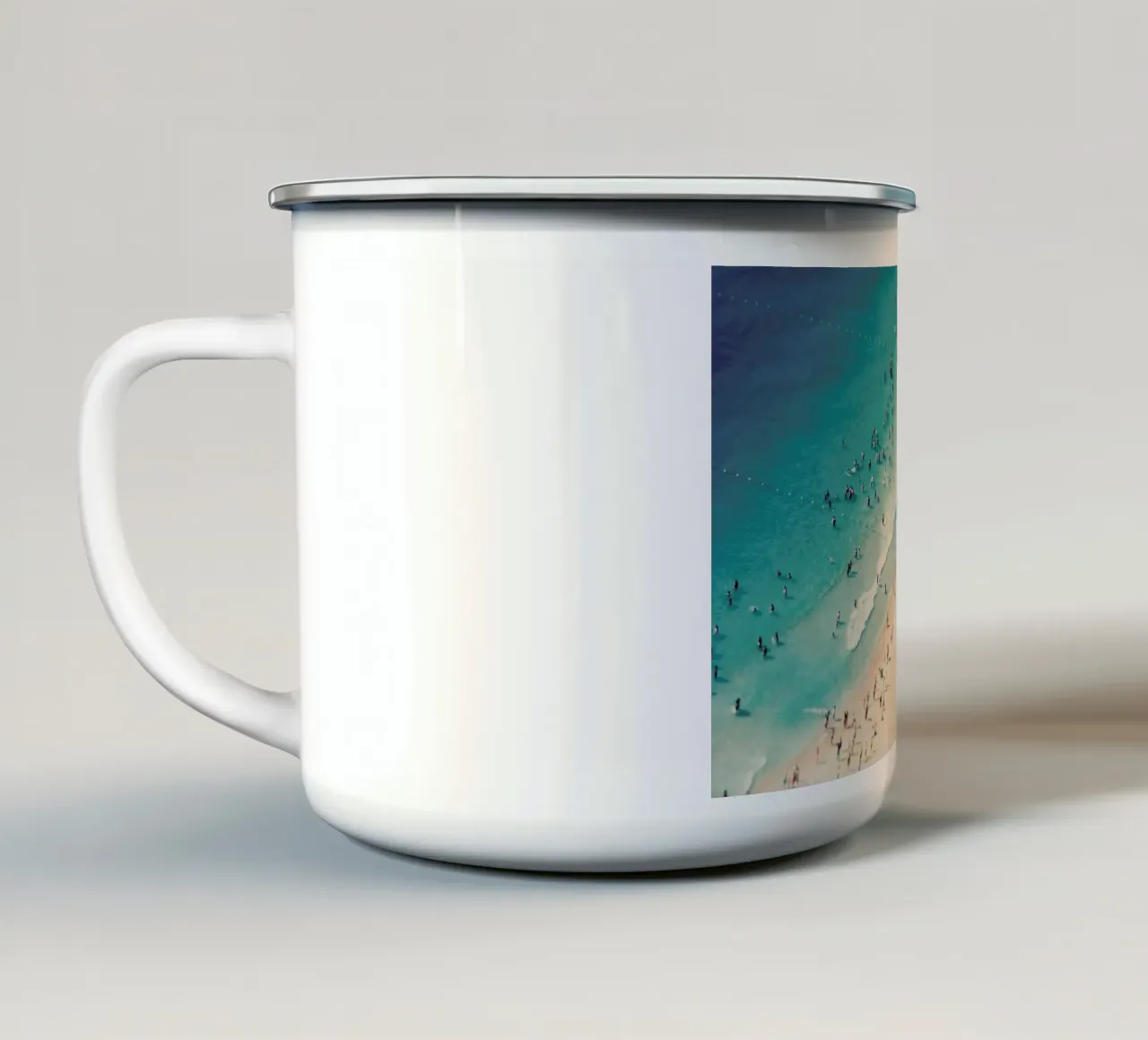 Beach Fun tazza in smalto da Ingrid Beddoes