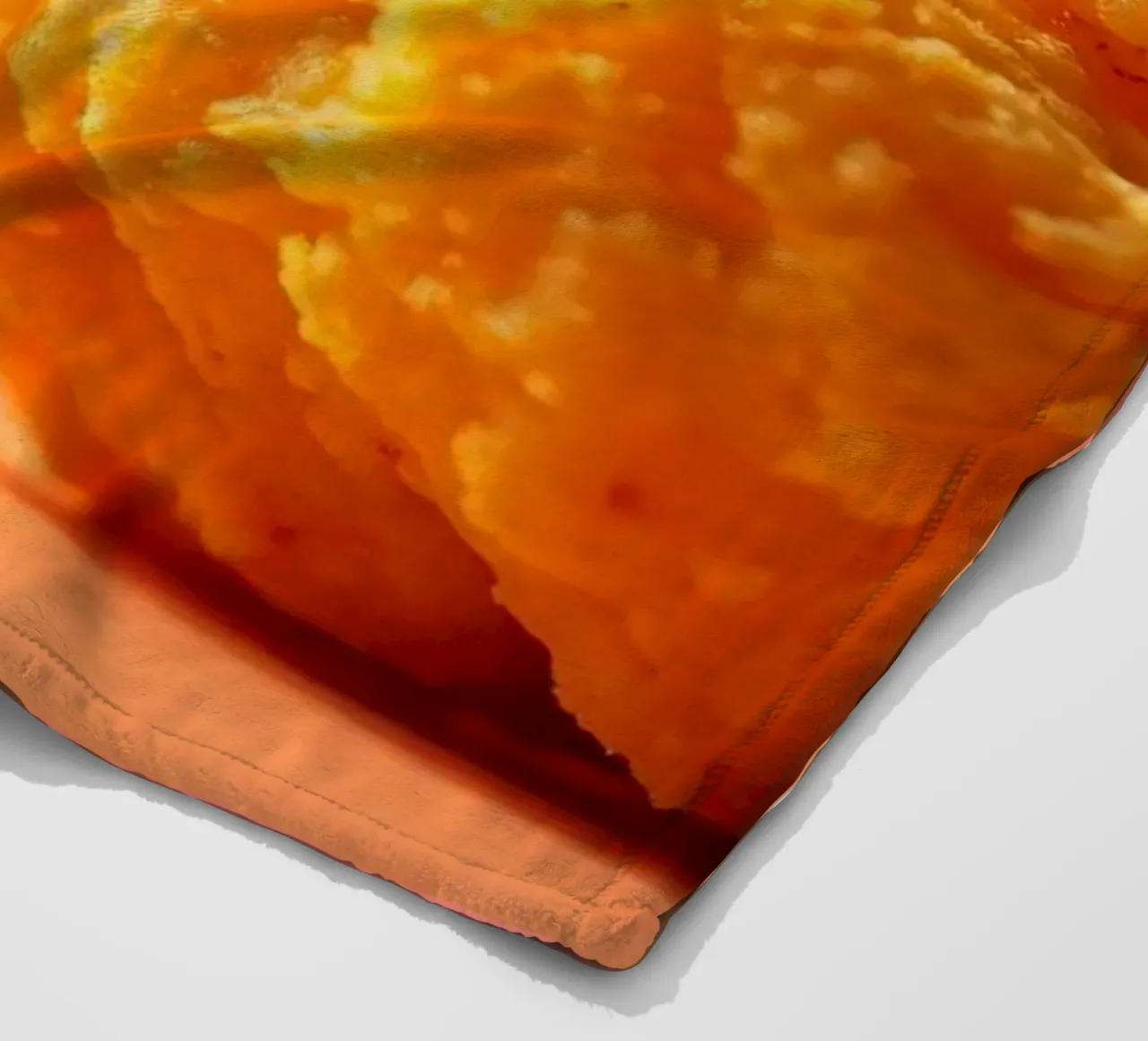 Poulet frit sphérique jaune vif reposant sur une surface plaid polaire de DesignDoodle
