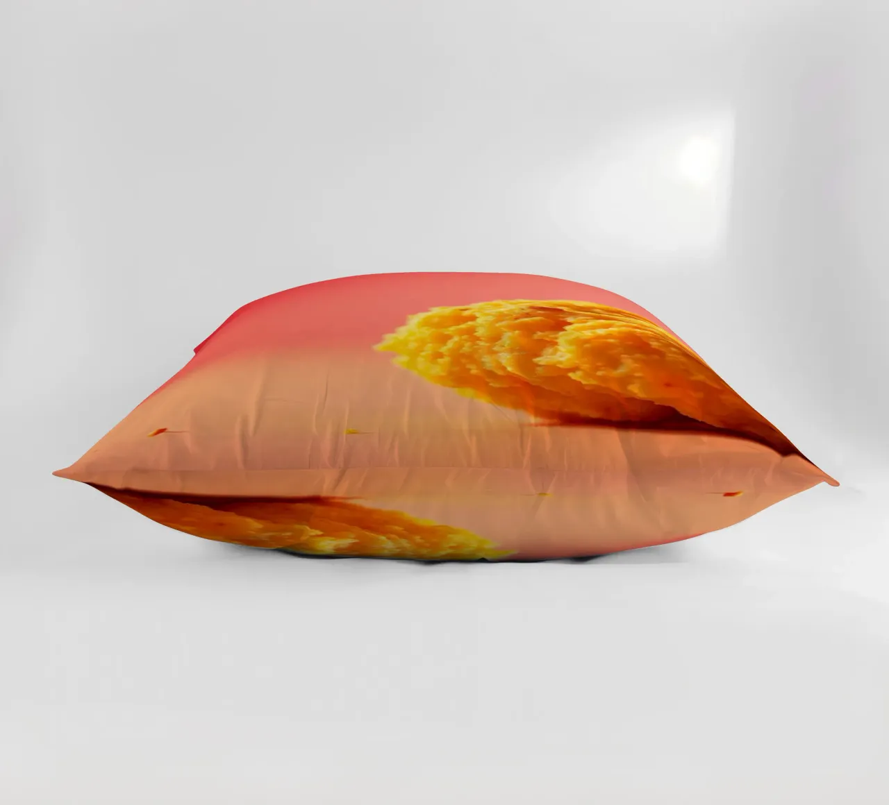 Poulet frit sphérique jaune vif reposant sur une surface coussin de DesignDoodle