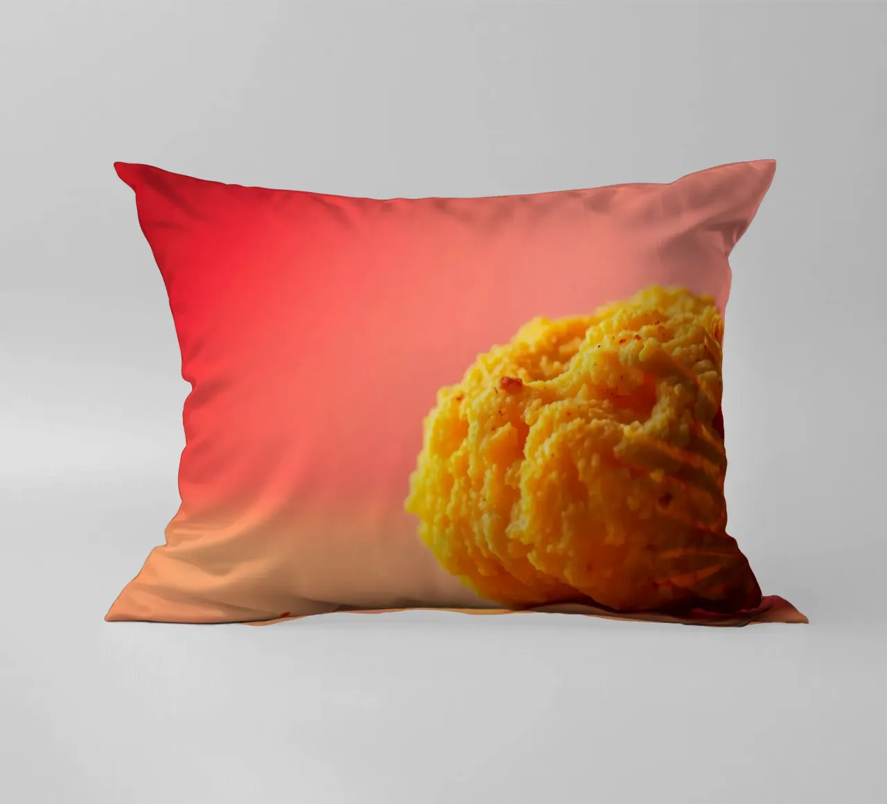 Poulet frit sphérique jaune vif reposant sur une surface coussin de DesignDoodle