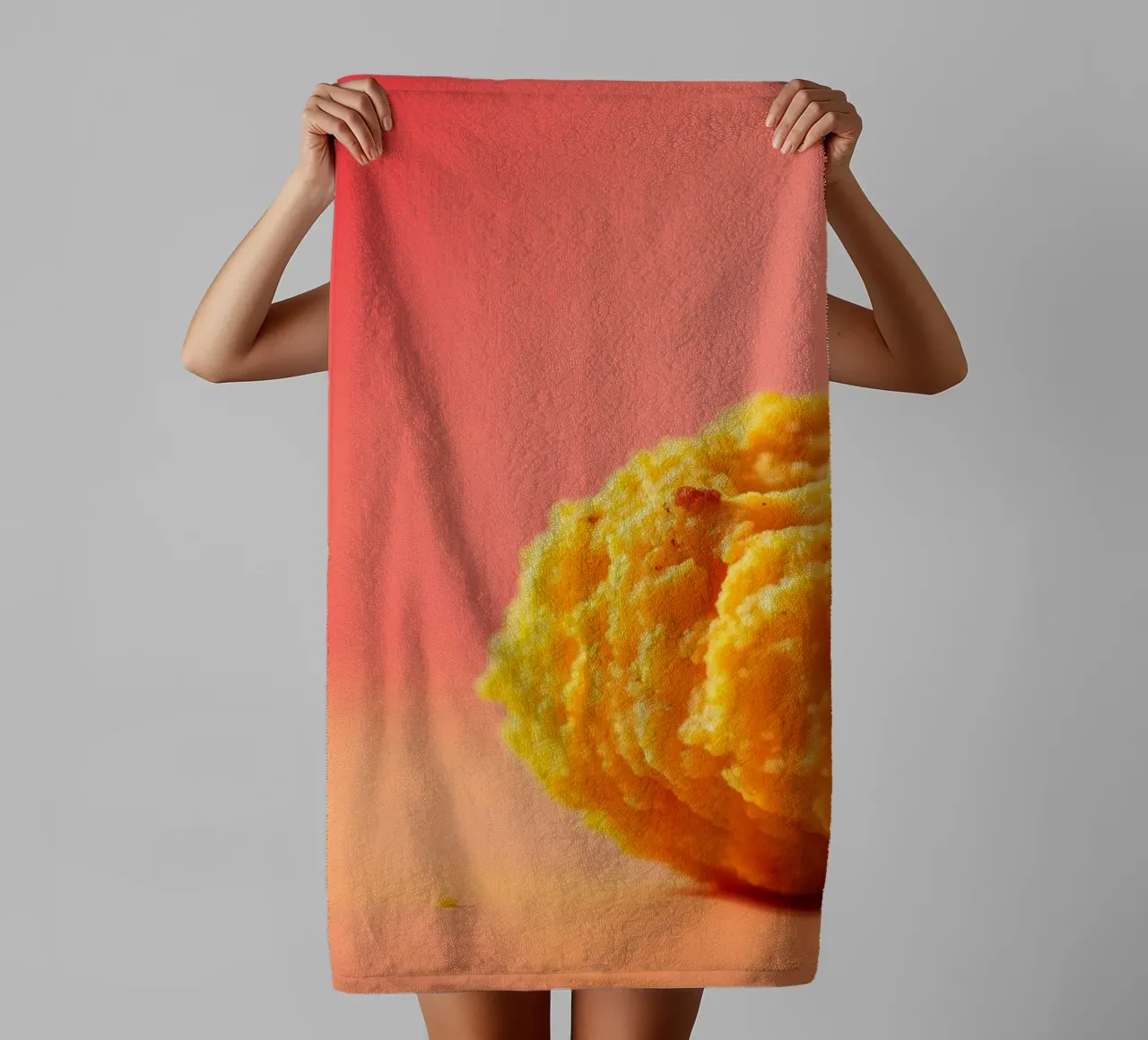 Poulet frit sphérique jaune vif reposant sur une surface serviette de bain de DesignDoodle