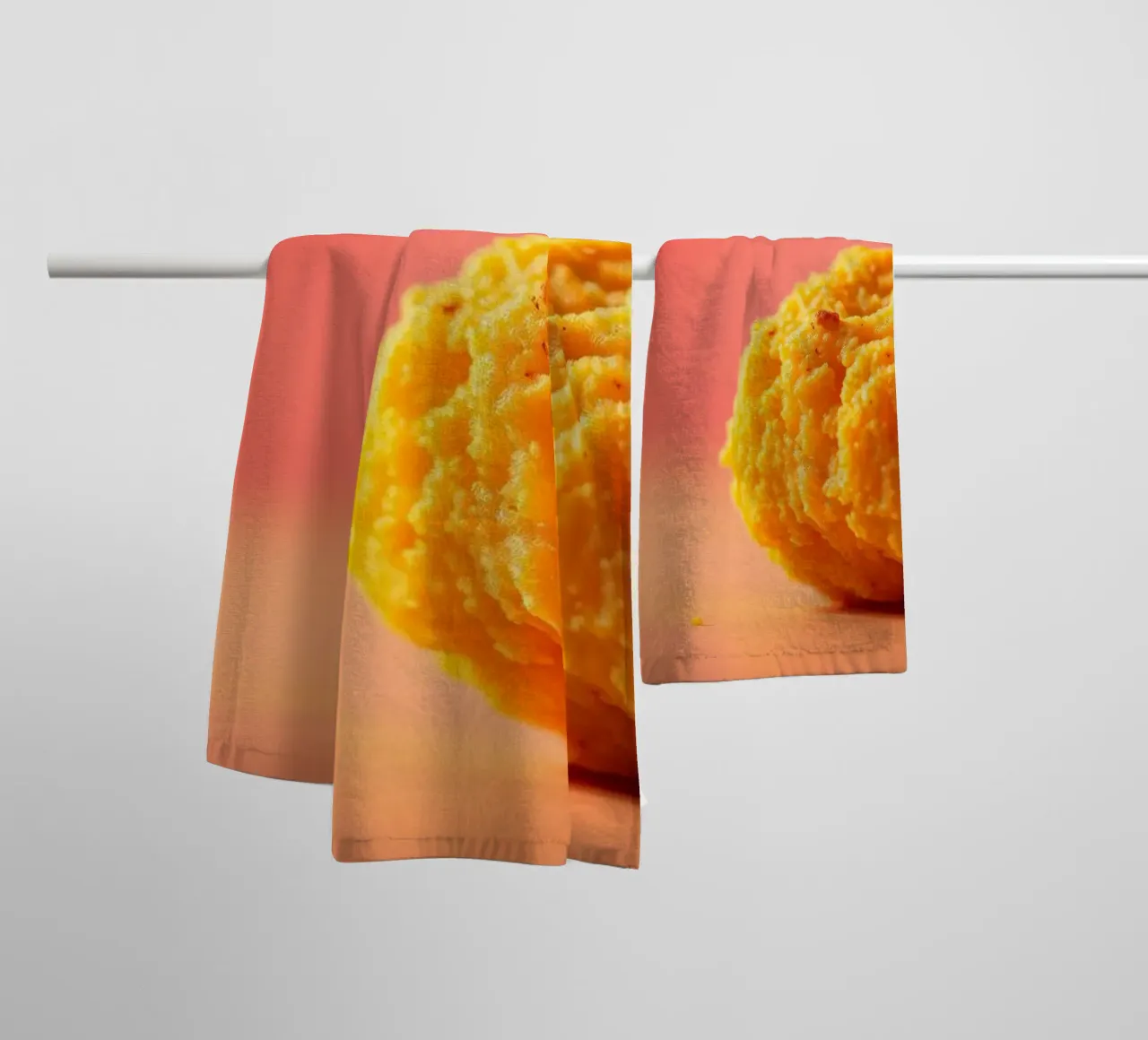 Poulet frit sphérique jaune vif reposant sur une surface serviette de bain de DesignDoodle