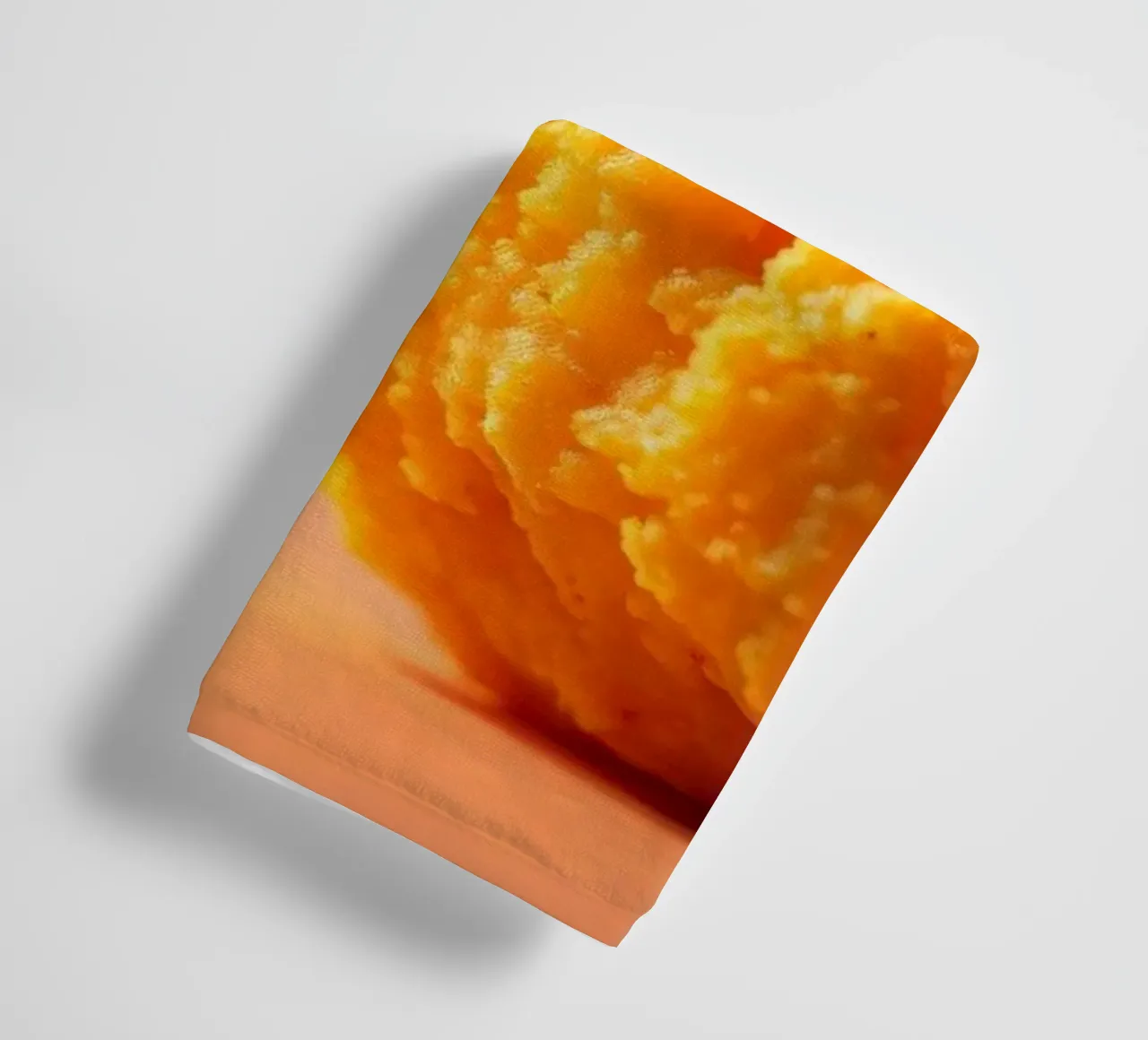 Poulet frit sphérique jaune vif reposant sur une surface serviette de bain de DesignDoodle