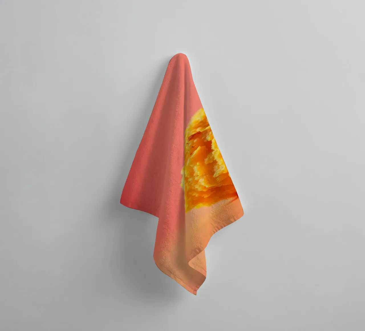 Poulet frit sphérique jaune vif reposant sur une surface serviette de bain de DesignDoodle