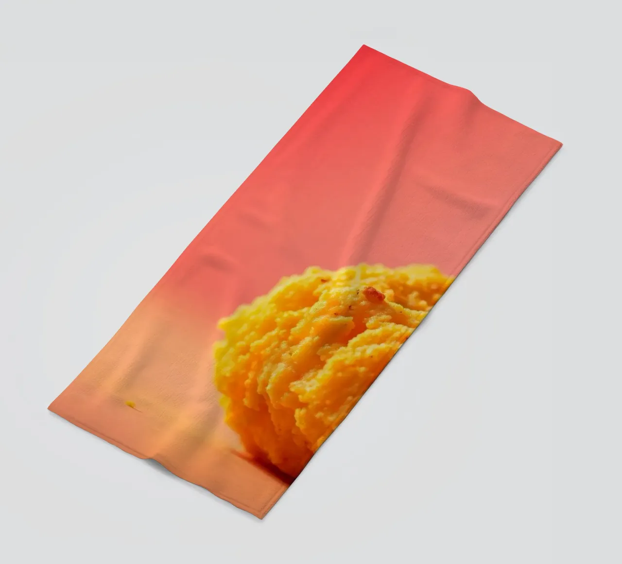 Poulet frit sphérique jaune vif reposant sur une surface serviette de plage de DesignDoodle