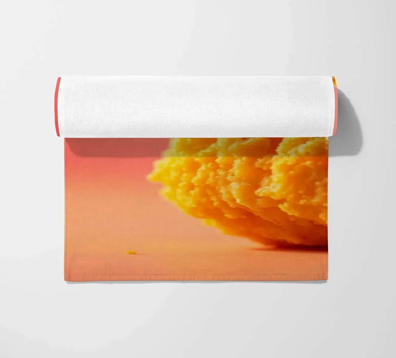 Poulet frit sphérique jaune vif reposant sur une surface serviette de plage de DesignDoodle