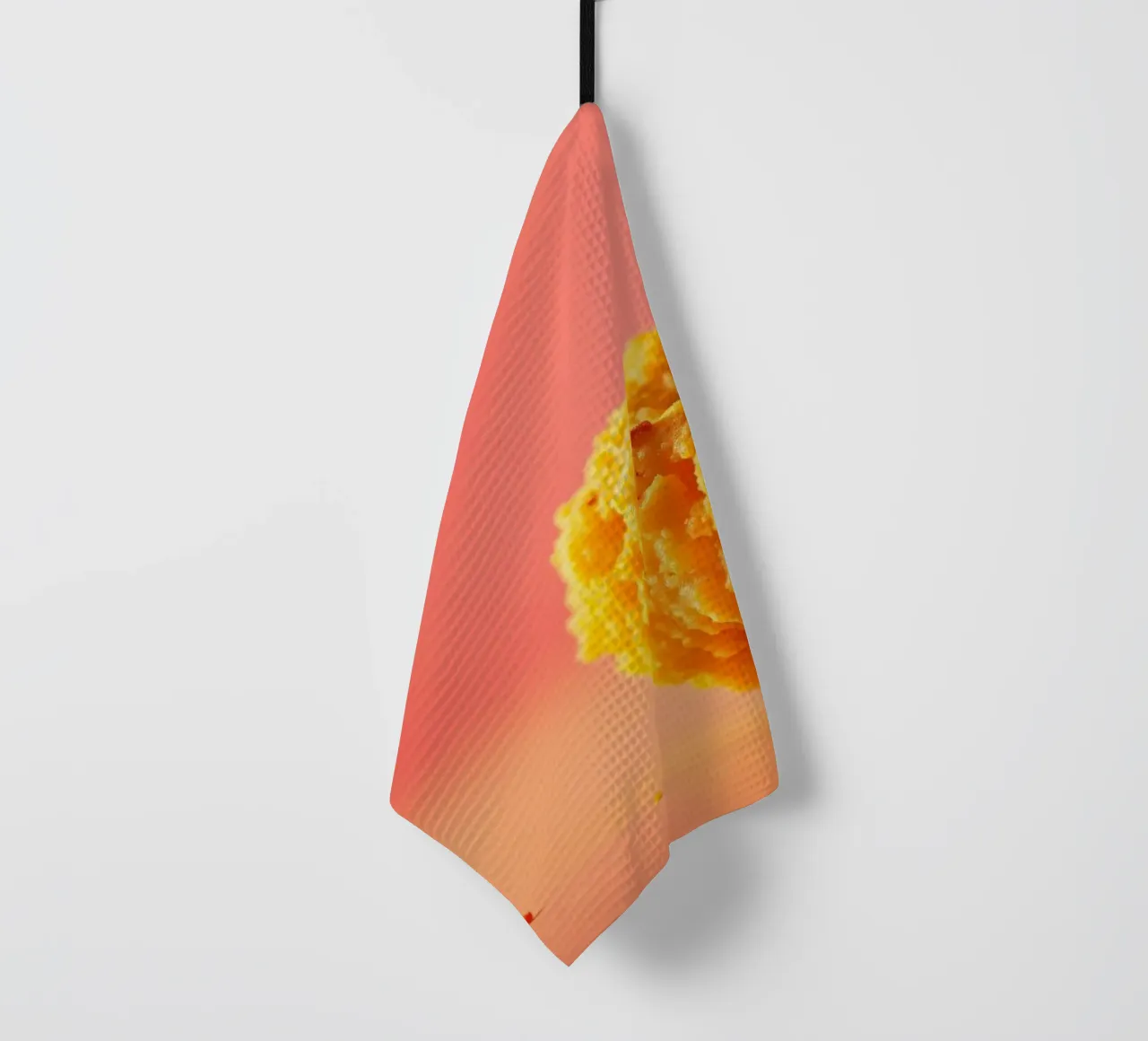 Poulet frit sphérique jaune vif reposant sur une surface torchon de DesignDoodle