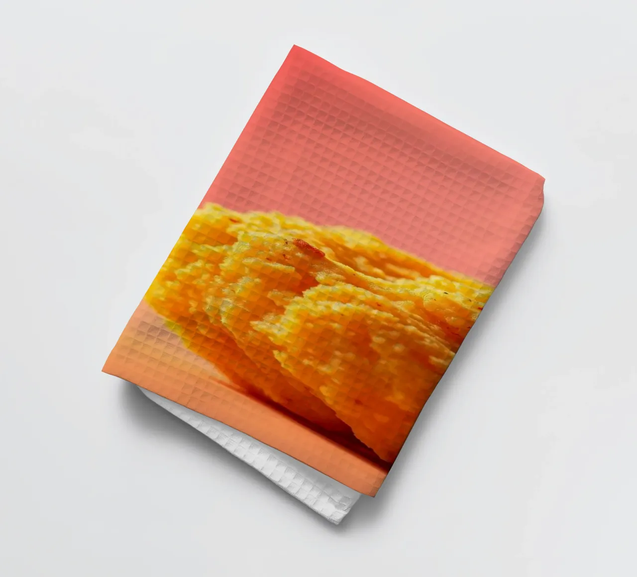 Poulet frit sphérique jaune vif reposant sur une surface torchon de DesignDoodle