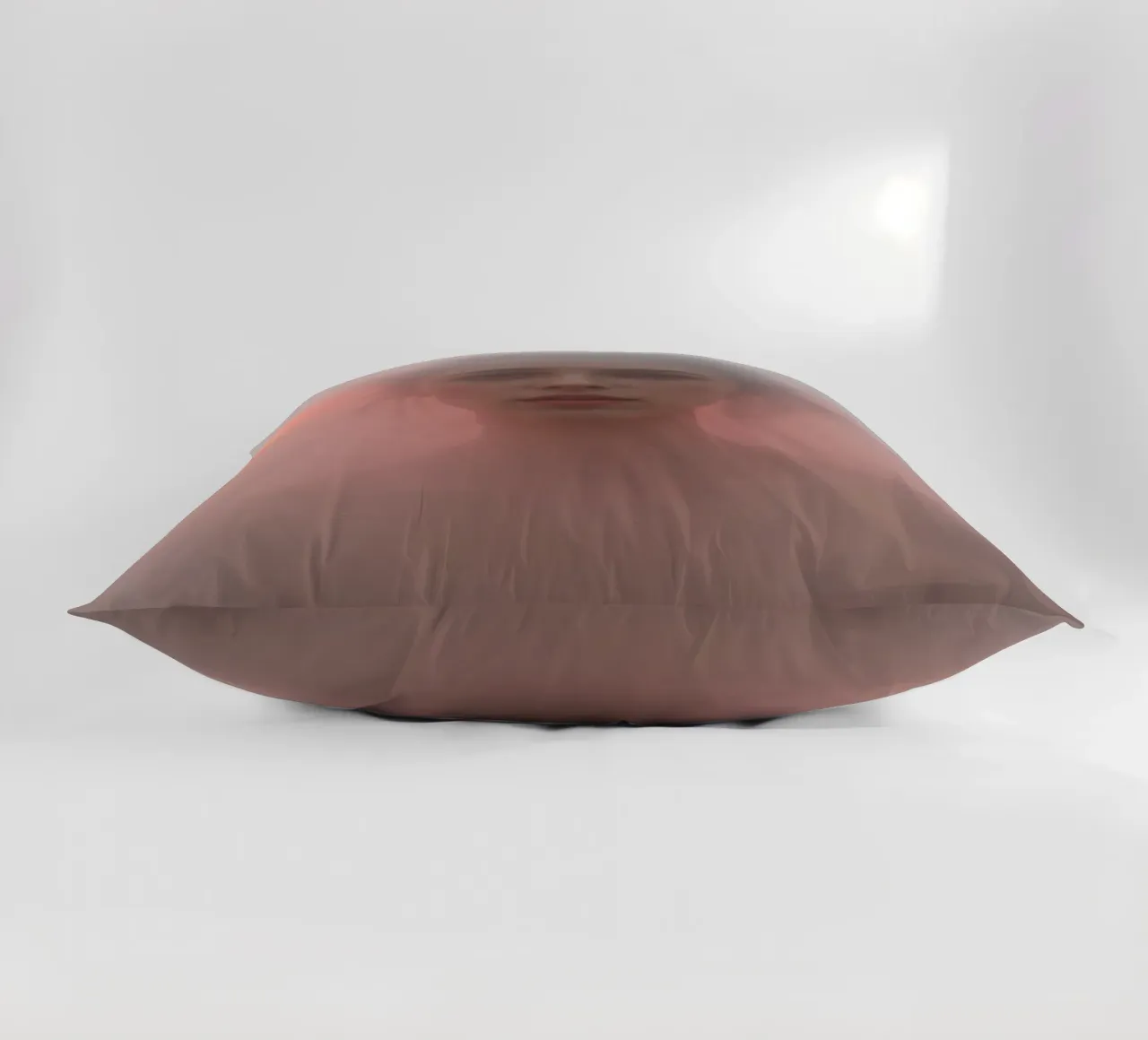 Ritratto etereo di una donna circondata dalla nebbia cuscino da DesignDoodle