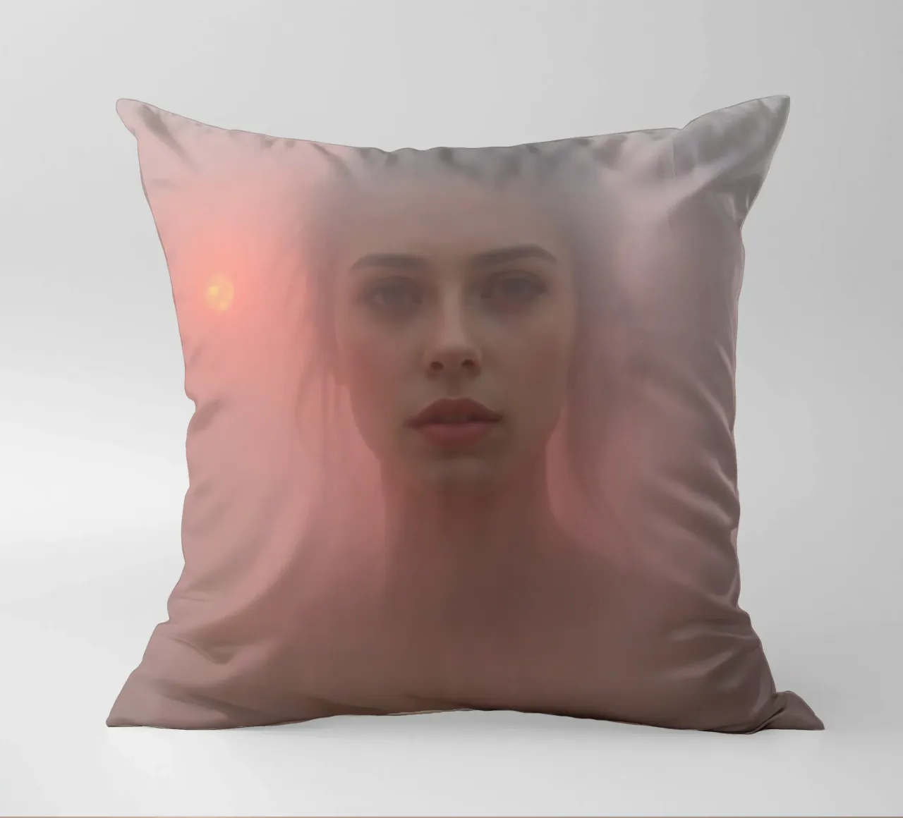 Ritratto etereo di una donna circondata dalla nebbia cuscino da DesignDoodle