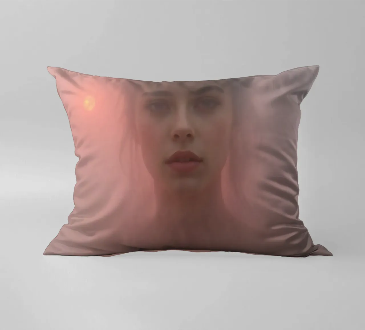 Ritratto etereo di una donna circondata dalla nebbia cuscino da DesignDoodle