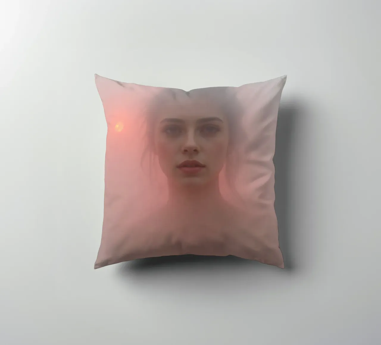 Ritratto etereo di una donna circondata dalla nebbia cuscino da DesignDoodle