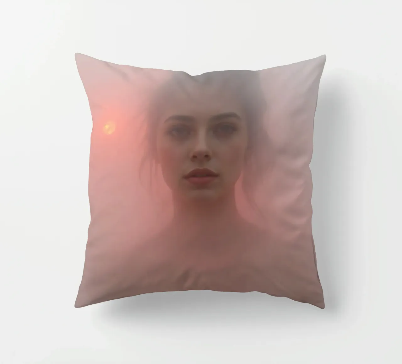 Ritratto etereo di una donna circondata dalla nebbia cuscino da DesignDoodle