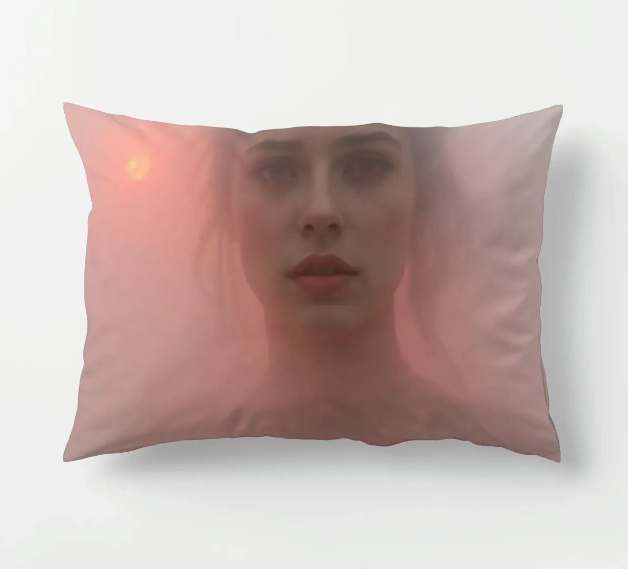 Ritratto etereo di una donna circondata dalla nebbia cuscino da DesignDoodle