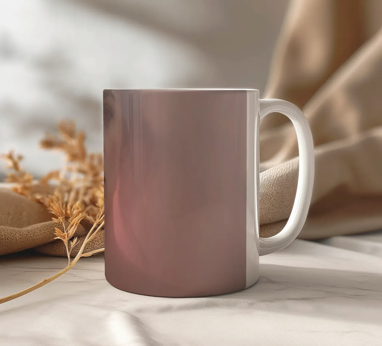 Ritratto etereo di una donna circondata dalla nebbia tazza in ceramica da DesignDoodle