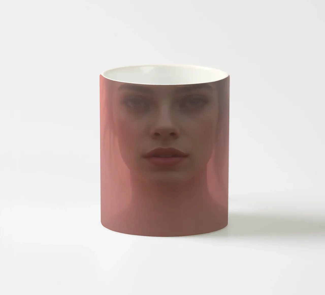 Ritratto etereo di una donna circondata dalla nebbia tazza in ceramica da DesignDoodle