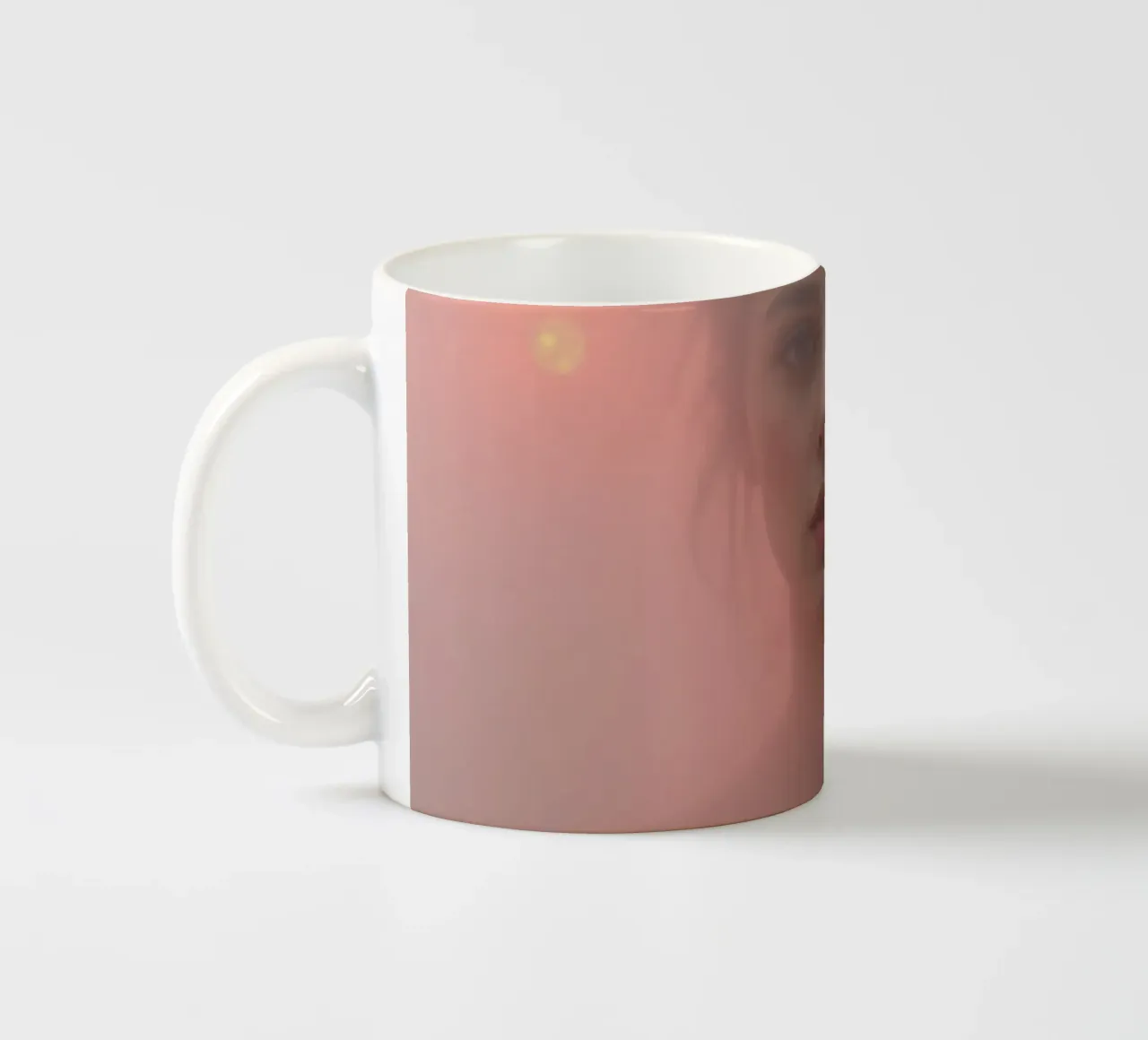 Ritratto etereo di una donna circondata dalla nebbia tazza in ceramica da DesignDoodle