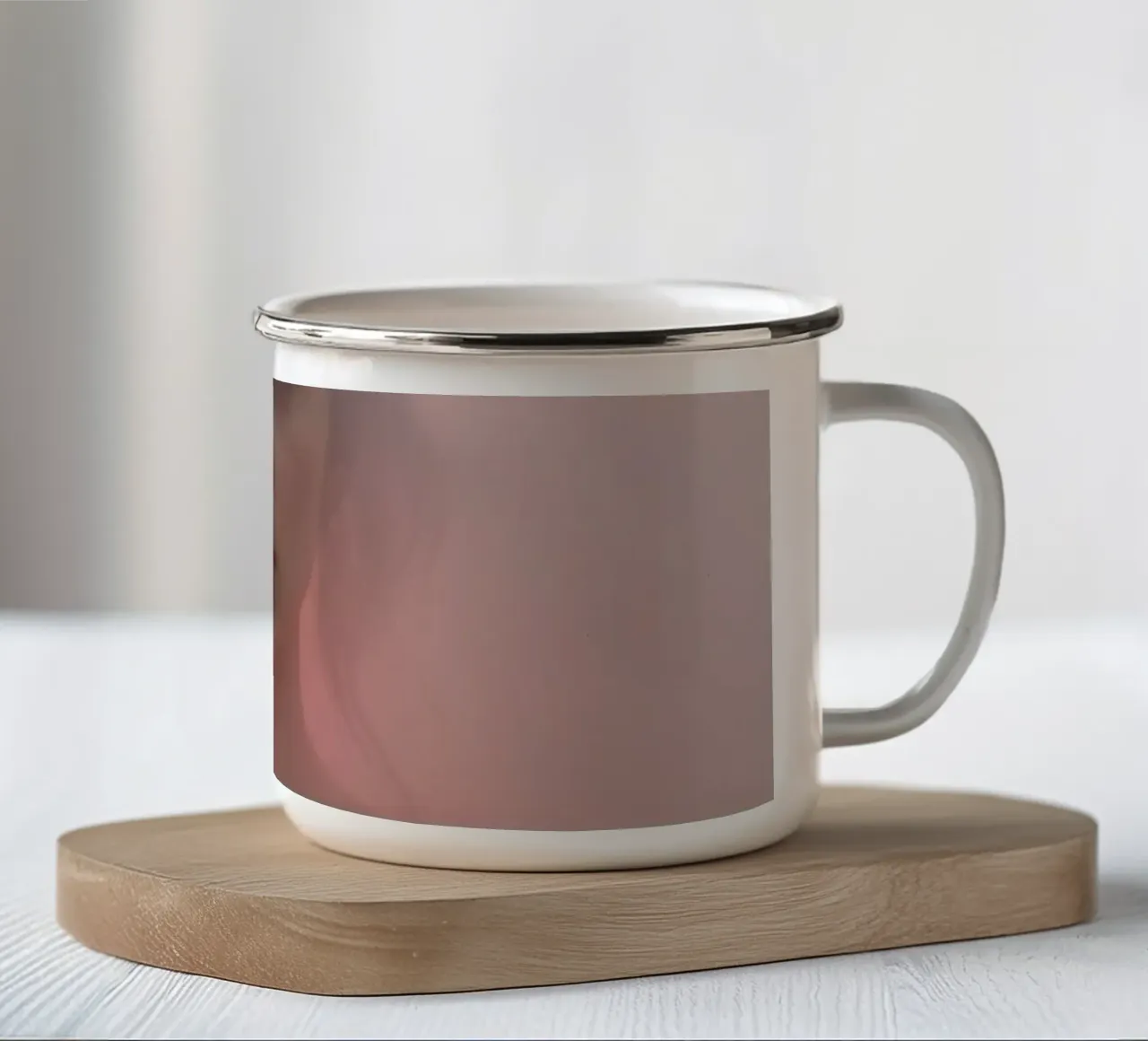 Ritratto etereo di una donna circondata dalla nebbia tazza in smalto da DesignDoodle