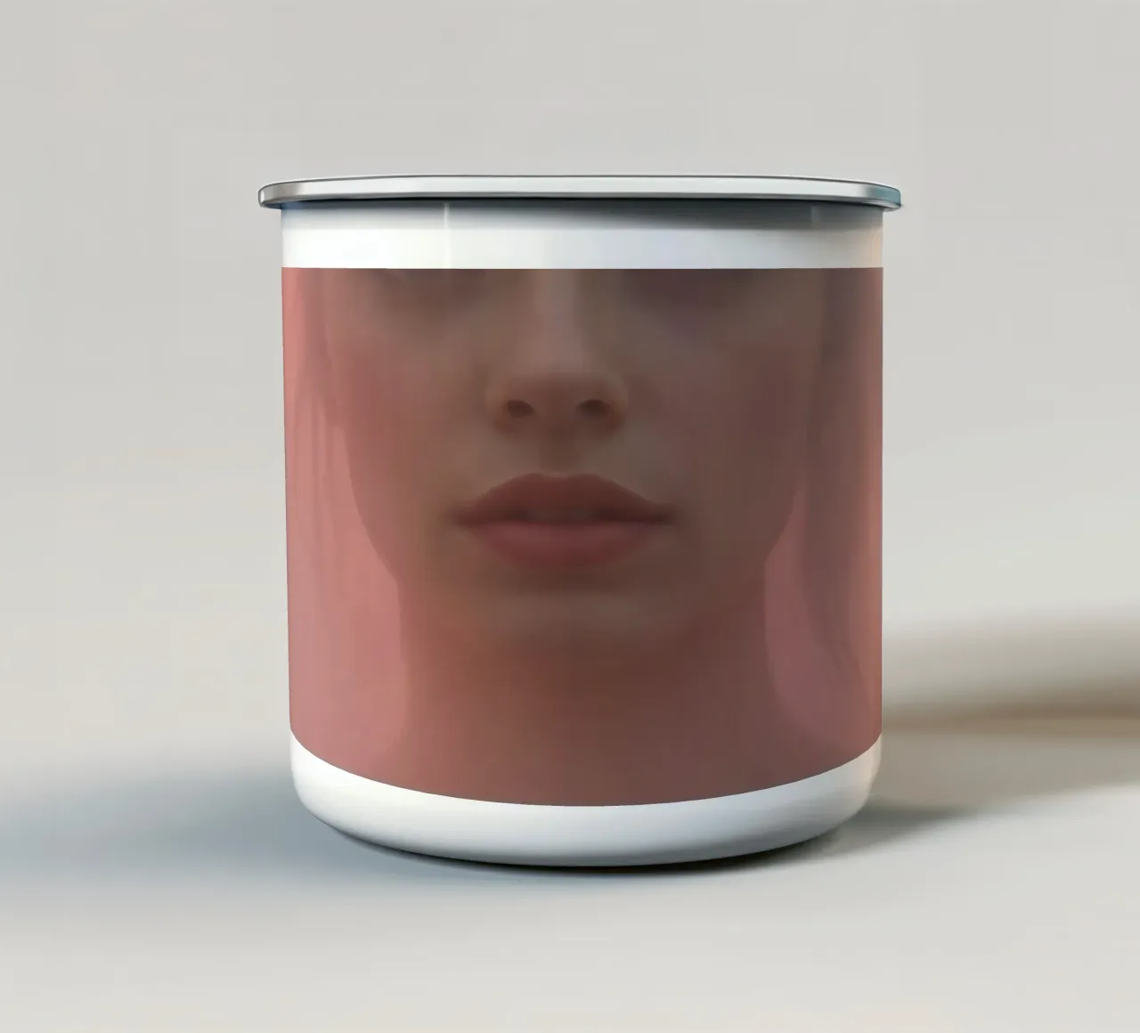 Ritratto etereo di una donna circondata dalla nebbia tazza in smalto da DesignDoodle