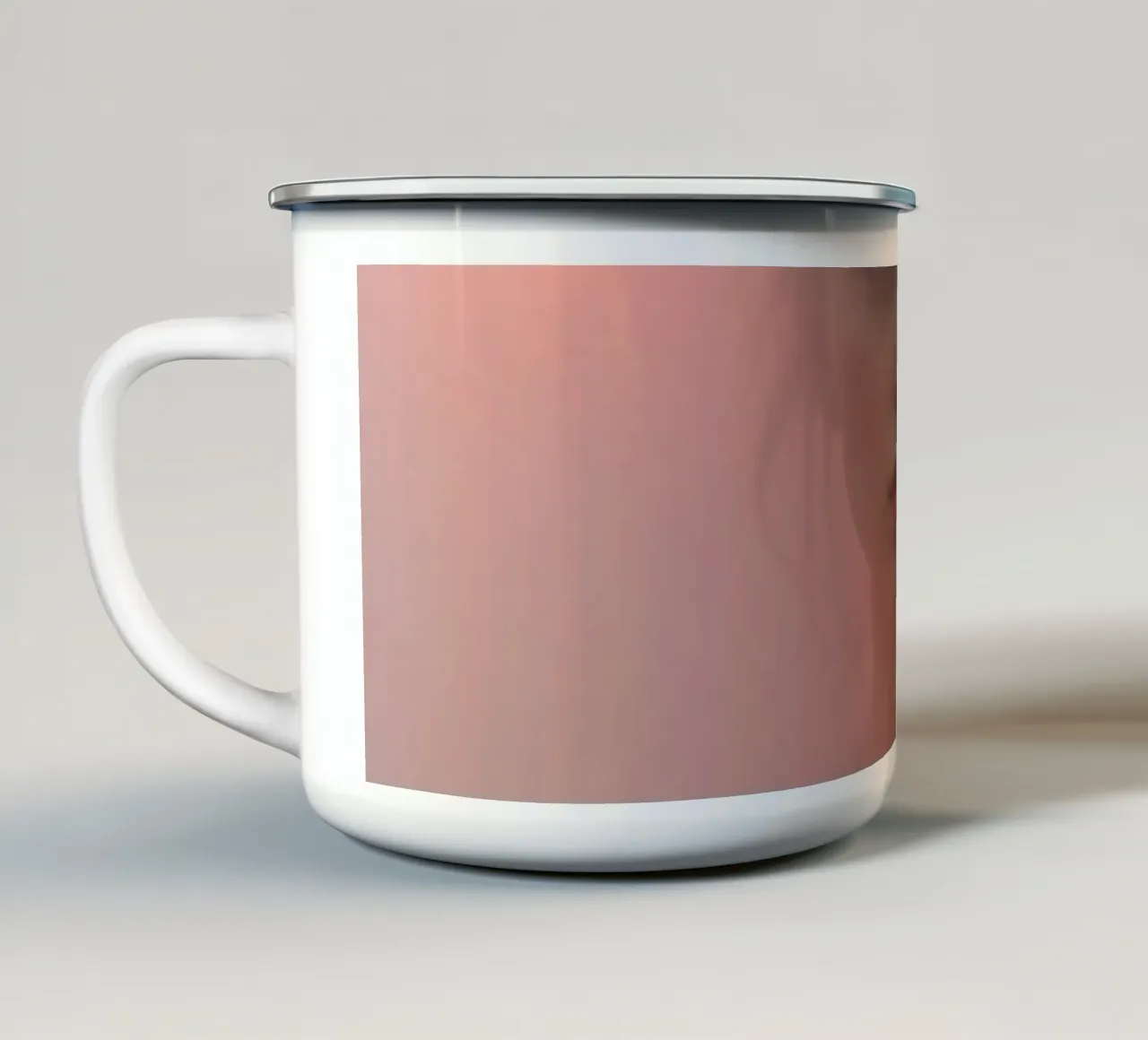 Ritratto etereo di una donna circondata dalla nebbia tazza in smalto da DesignDoodle