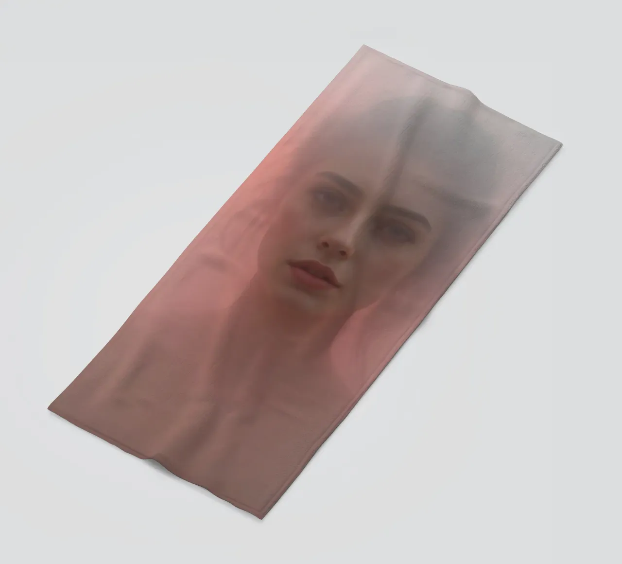 Ritratto etereo di una donna circondata dalla nebbia telo mare da DesignDoodle