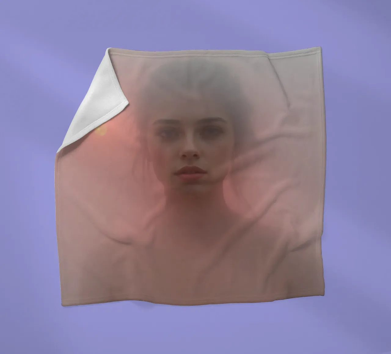 Ritratto etereo di una donna circondata dalla nebbia coperta in pile da DesignDoodle
