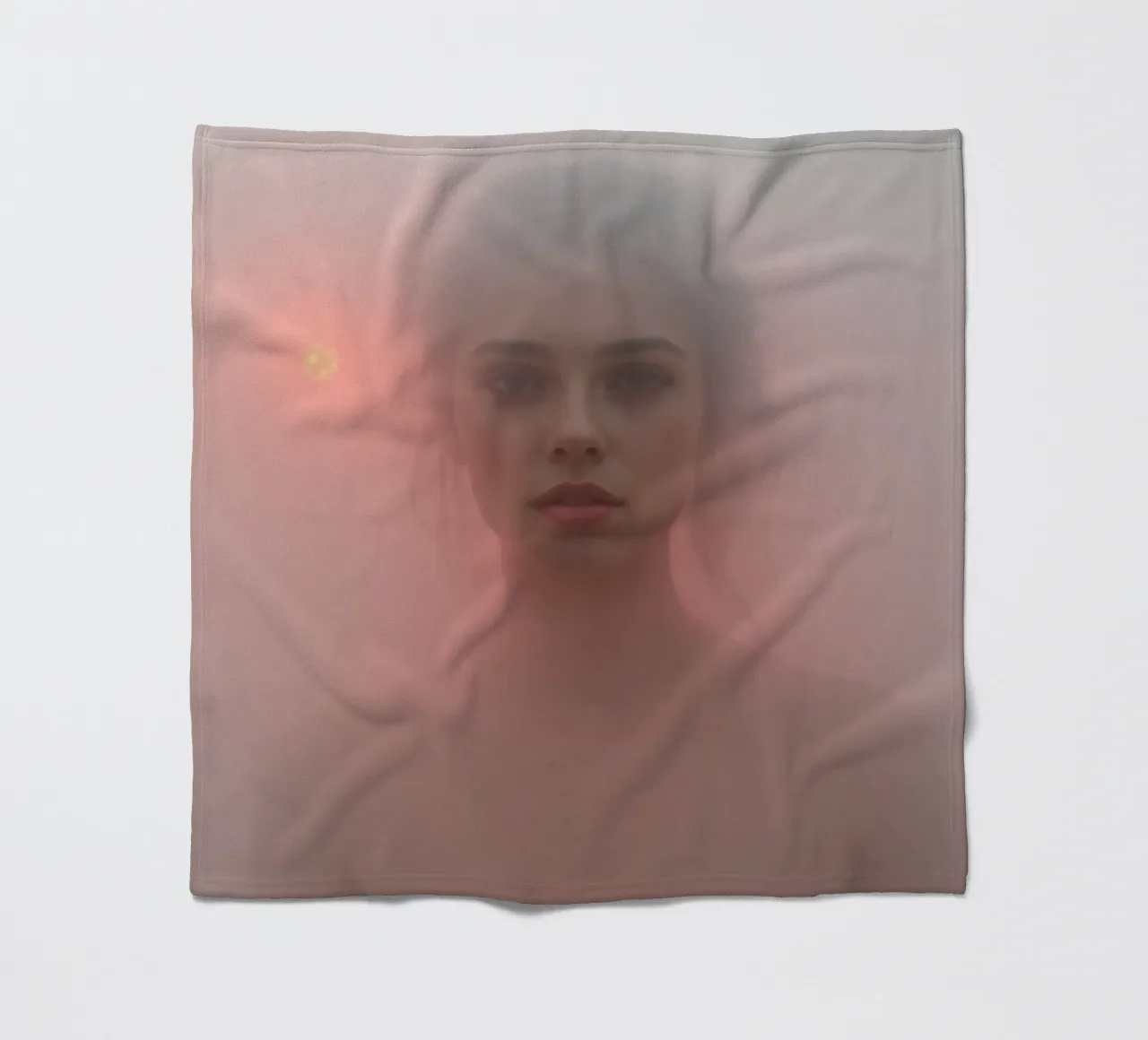 Ritratto etereo di una donna circondata dalla nebbia coperta in pile da DesignDoodle