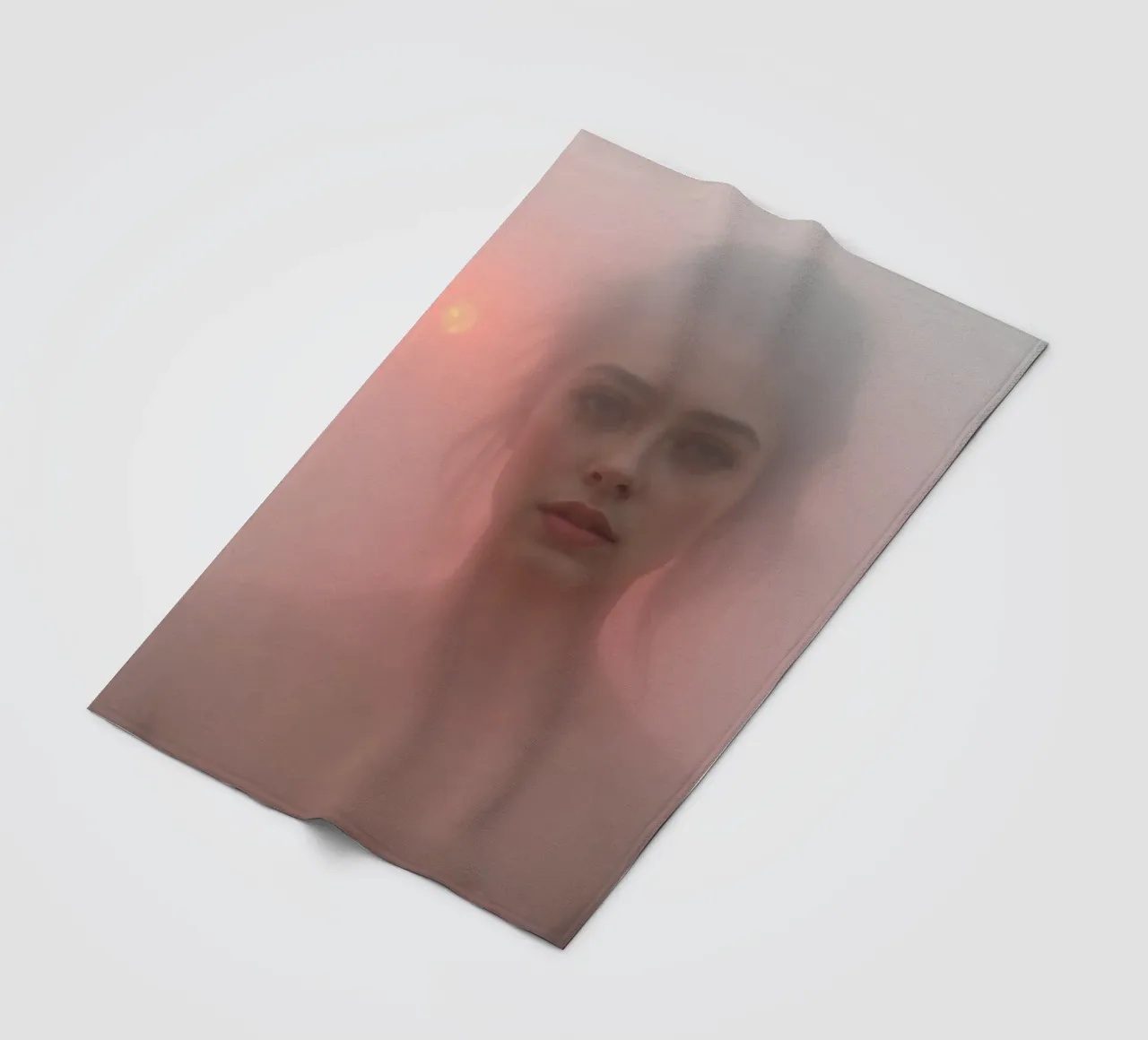 Ritratto etereo di una donna circondata dalla nebbia coperta in pile da DesignDoodle