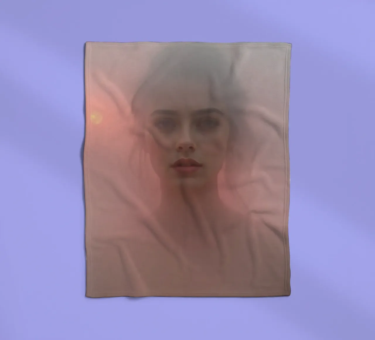 Ritratto etereo di una donna circondata dalla nebbia coperta in pile da DesignDoodle
