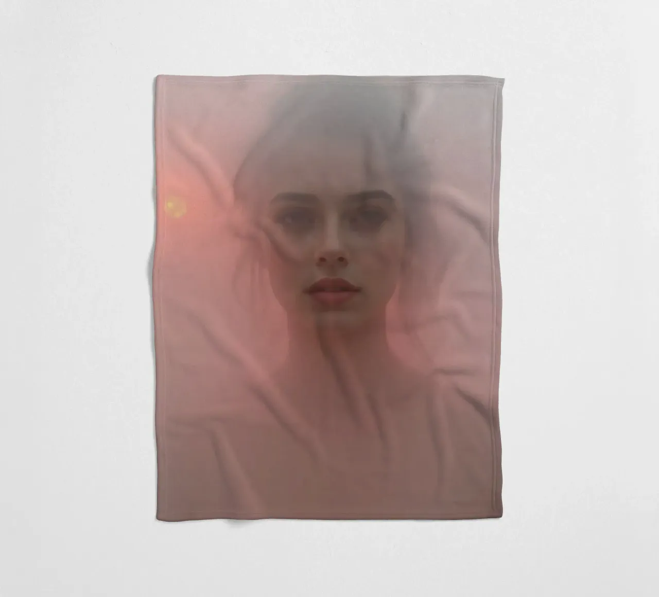 Ritratto etereo di una donna circondata dalla nebbia coperta in pile da DesignDoodle