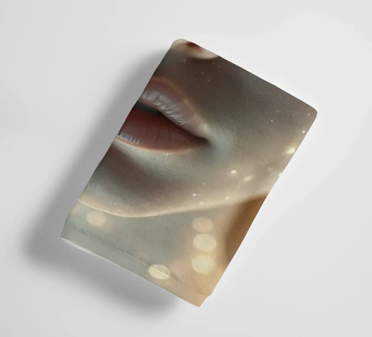 Un ritratto di donna con una proiezione di luce stellare su di lei asciugamano da bagno da DesignDoodle