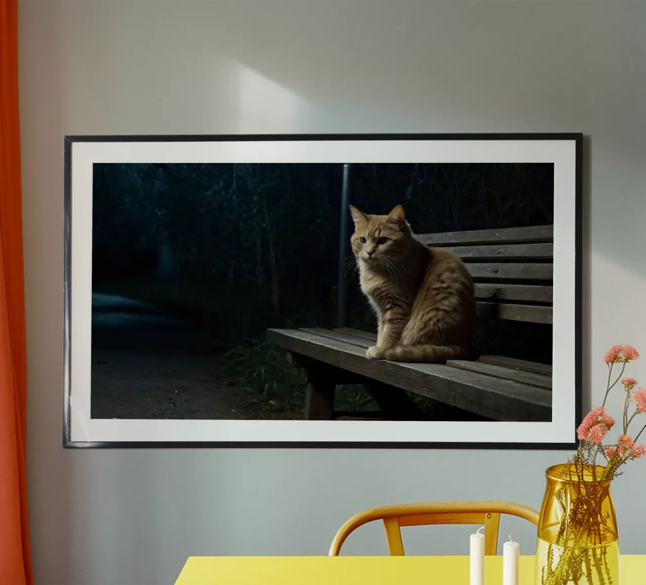 Eine einsame orange getigerte Katze sitzt auf einer Holzbank Poster mit Kunststoffrahmen von DesignDoodle