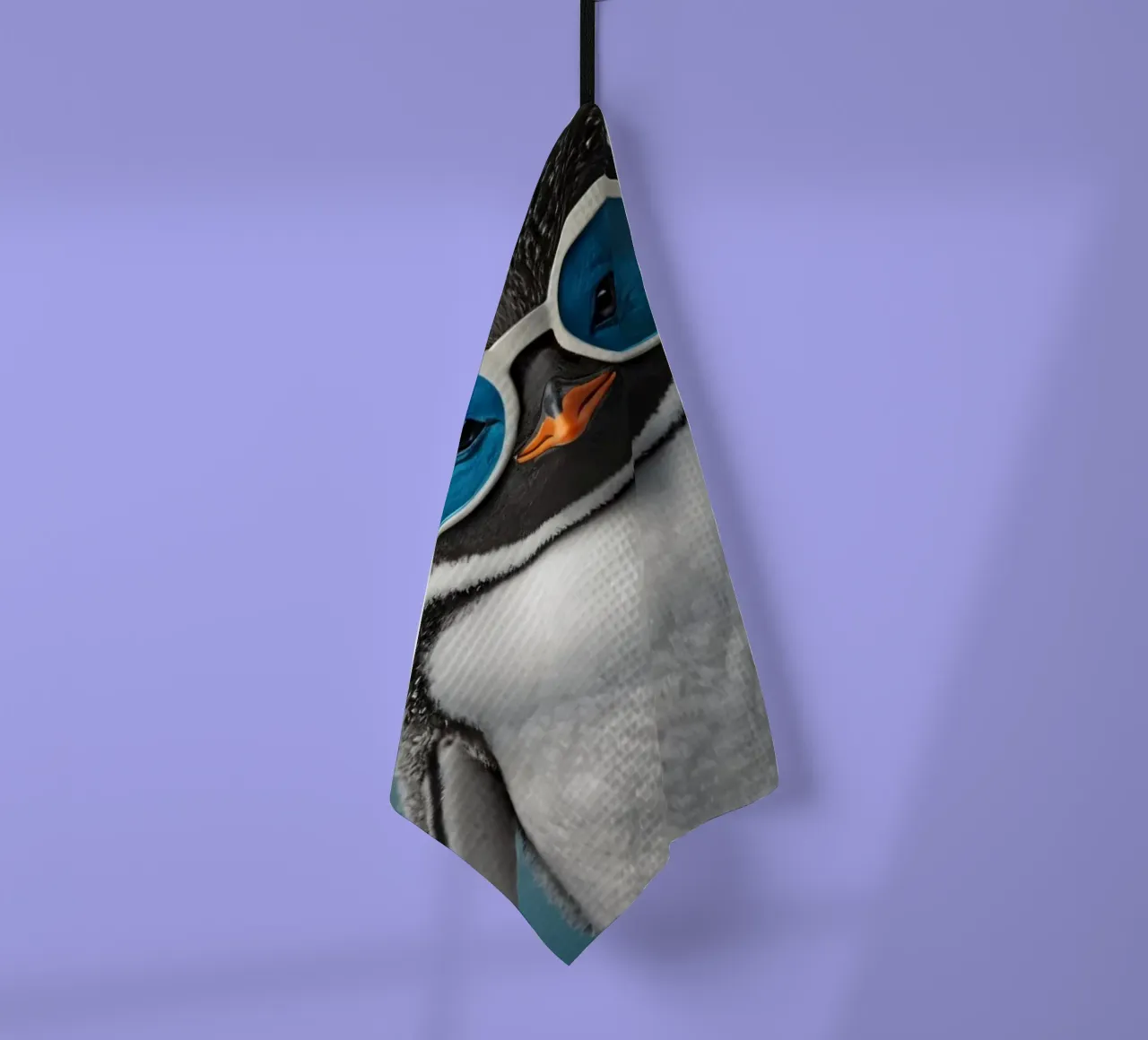 Un pingouin élégant portant des lunettes de soleil bleues pose avec assurance. torchon de DesignDoodle