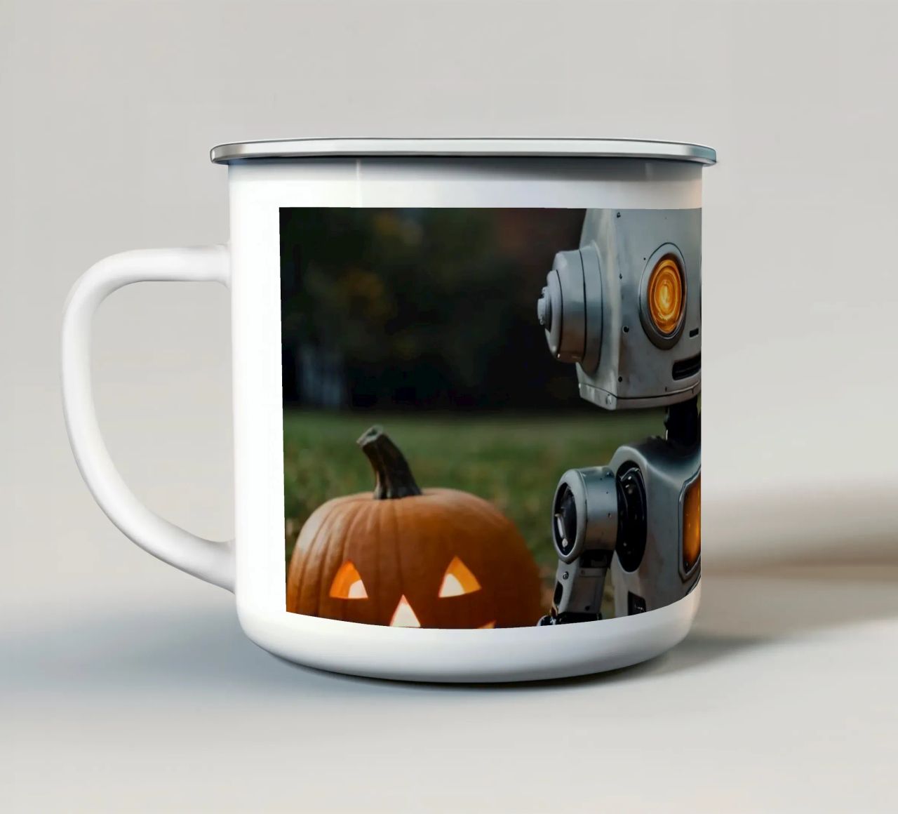 Un robot vintage si trova accanto a una zucca intagliata durante l'autunno tazza in smalto da DesignDoodle