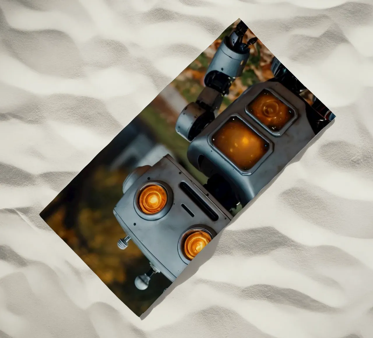 Un robot vintage si trova accanto a una zucca intagliata durante l'autunno telo mare da DesignDoodle