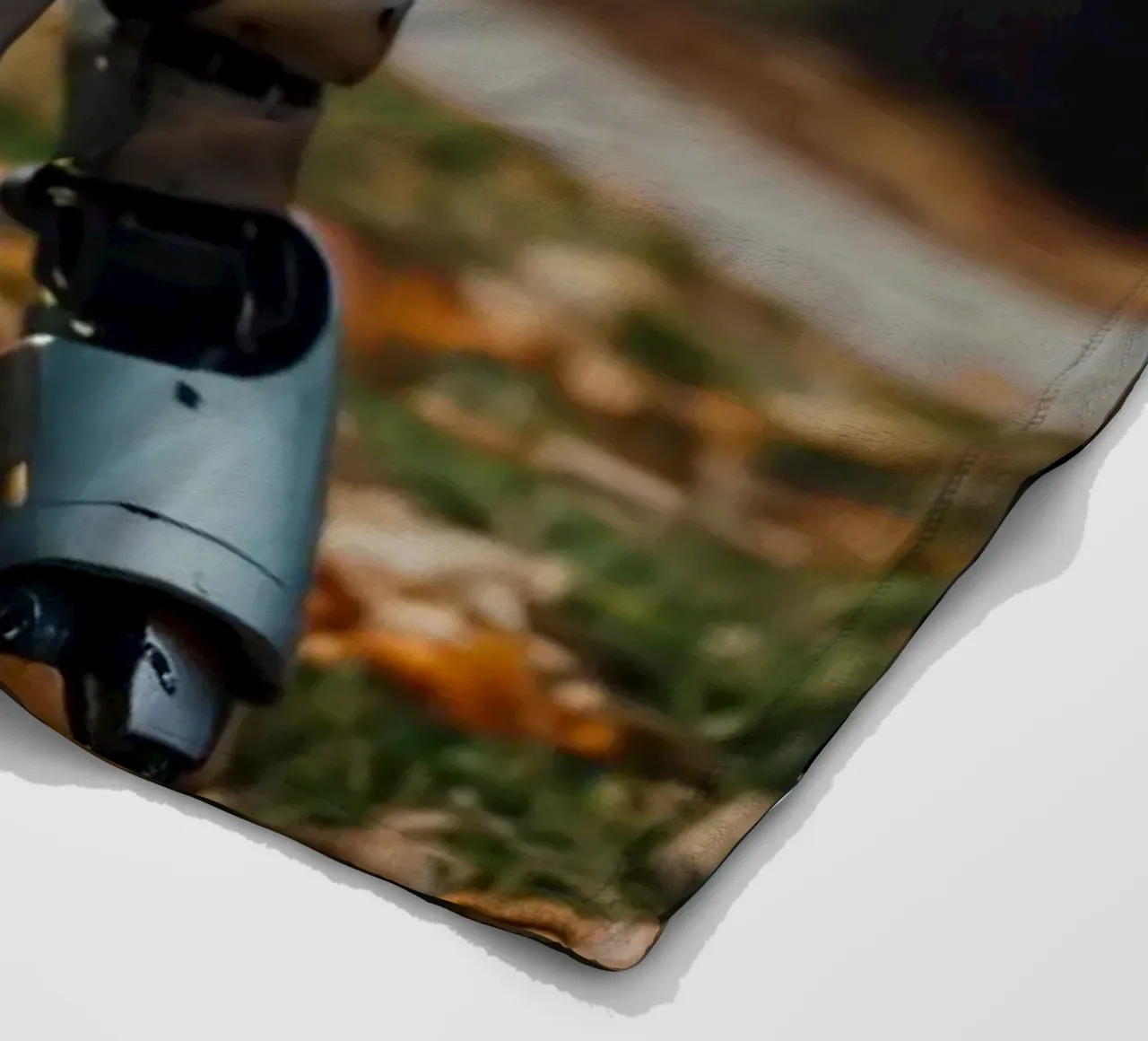 Un robot vintage si trova accanto a una zucca intagliata durante l'autunno coperta in pile da DesignDoodle