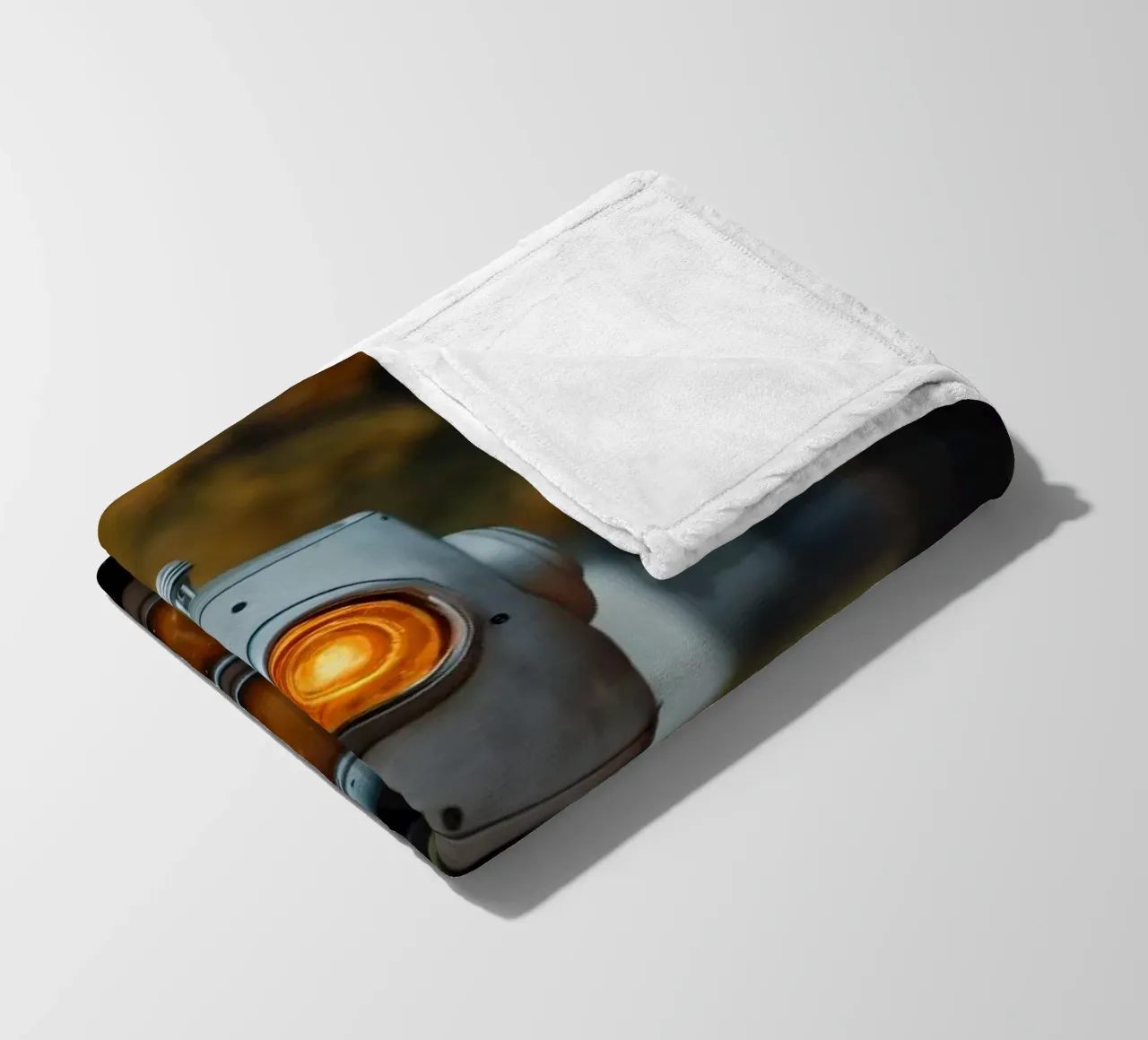 Un robot vintage si trova accanto a una zucca intagliata durante l'autunno coperta in pile da DesignDoodle