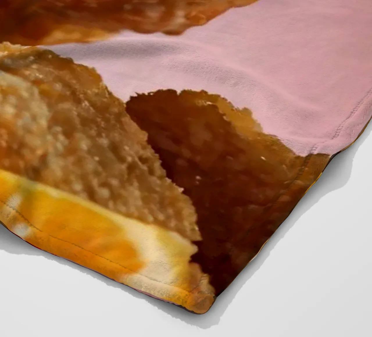 Ein goldenes, gebratenes Hähnchen, das auf knusprigen Nuggets thront, umgibt Fleecedecke von DesignDoodle