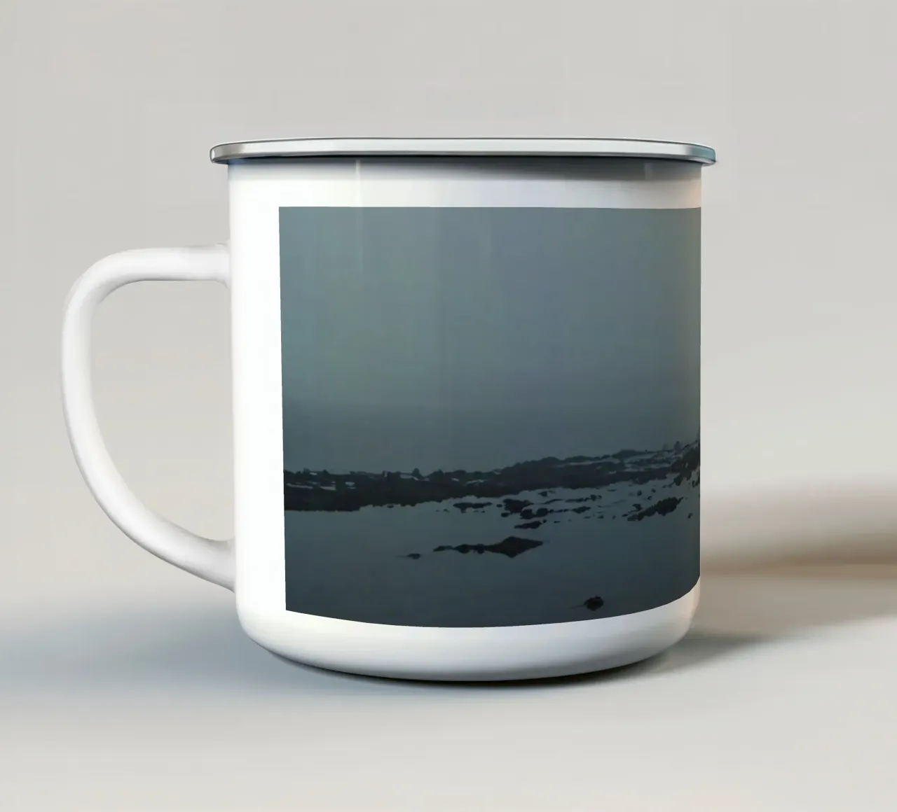 Una donna con un vestito rosso sta in piedi, contemplativa, vicino alla nebbia. tazza in smalto da DesignDoodle